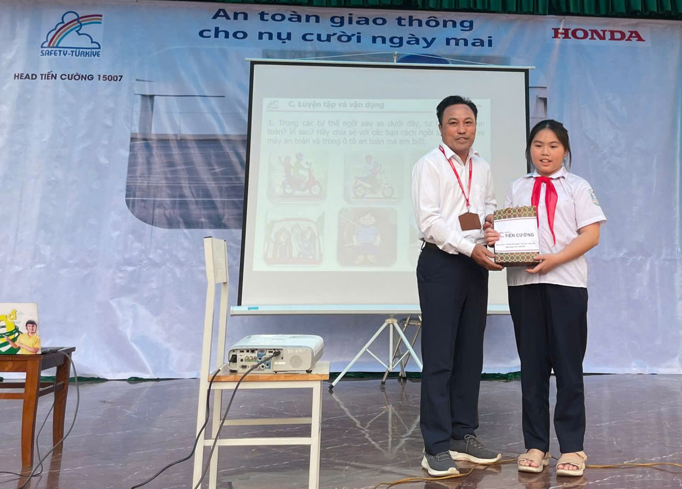 Học sinh hào hứng, sôi nổi tham gia trả lời các câu hỏi để nâng cao nhận thức về an toàn khi tham gia giao thông và nhận về nhiều phần quà ý nghĩa.