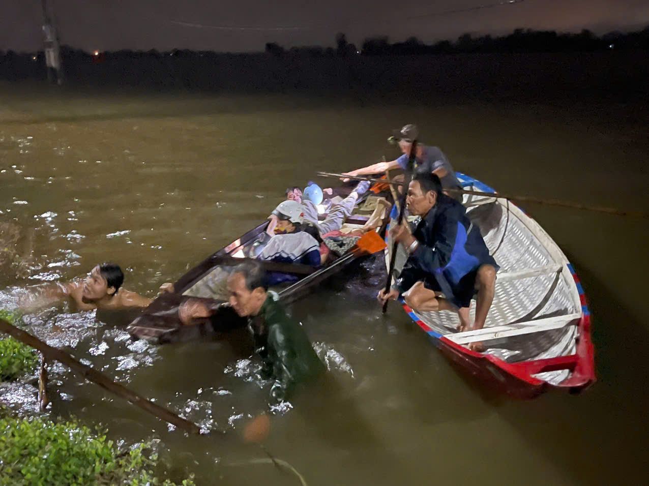 Đưa những người gặp nạn vào khu vực an toàn.