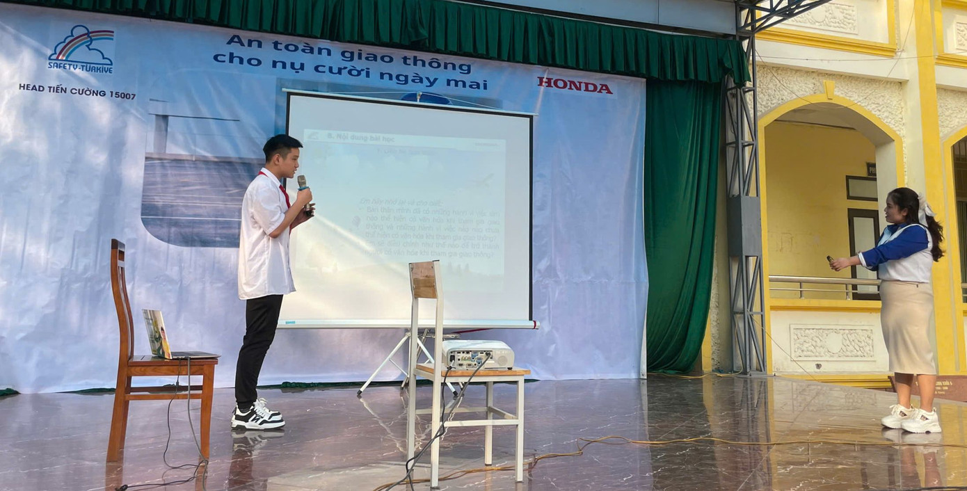 Khoảng 1.321 học sinh cùng các thầy cô và phụ huynh học sinh được tham gia Đào tạo lý thuyết về Luật giao thông, Phổ biến kỹ năng lái xe an toàn...; Đào tạo thực hành cách nhận biết hệ thống báo hiệu đường bộ, thực hành đội mũ bảo hiểm đúng cách, hướng dẫn đi xe đạp xe và đạp điện an toàn...