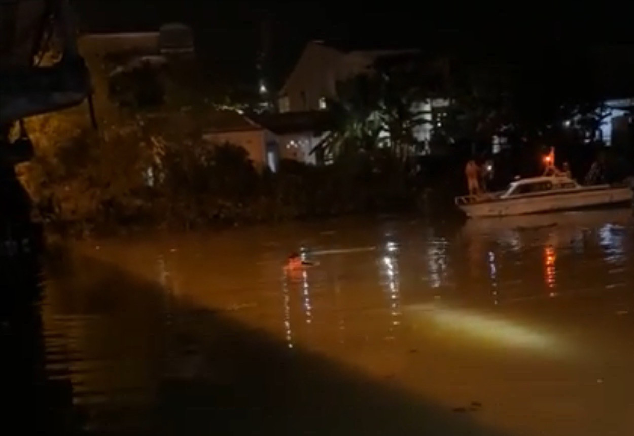 Lực lượng chức năng tìm kiếm nam thanh niên suốt 1 giờ. Ảnh cắt từ clip người dân. Lực lượng chức năng tìm kiếm nam thanh niên suốt 1 giờ. Ảnh cắt từ clip người dân.