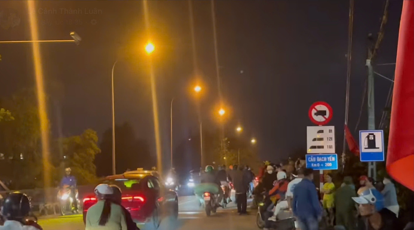 Nhiều người hiếu kỳ khi nghe tin nam thanh niên nhảy cầu Bạch Yến. Ảnh cắt từ clip người dân. Nhiều người hiếu kỳ khi nghe tin nam thanh niên nhảy cầu Bạch Yến. Ảnh cắt từ clip người dân.