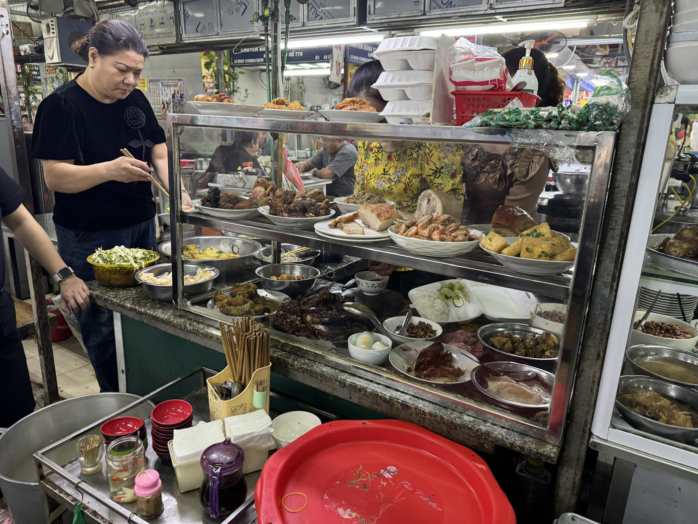 Những thực khách từng ghé thăm chợ Mơ nhận xét, đồ ăn ở đây không chỉ đa dạng mà còn có giá bình dân, từ 10.000 - 40.000 đồng mỗi món, phù hợp với túi tiền mọi người, thậm chí rẻ hơn nhiều nơi khác. Chẳng hạn như bún đậu mắm tôm có giá 35.000 đồng/suất, nộm bò khô có giá tiền 25.000 đồng/suất, gỏi cuốn 15.000 đồng/2 chiếc, tào phớ 10.000 đồng/cốc... Quầy cơm suất với nhiều món truyền thống như đậu rán, cá kho, thịt luộc, rau xào... được nhiều thực khách lựa chọn.