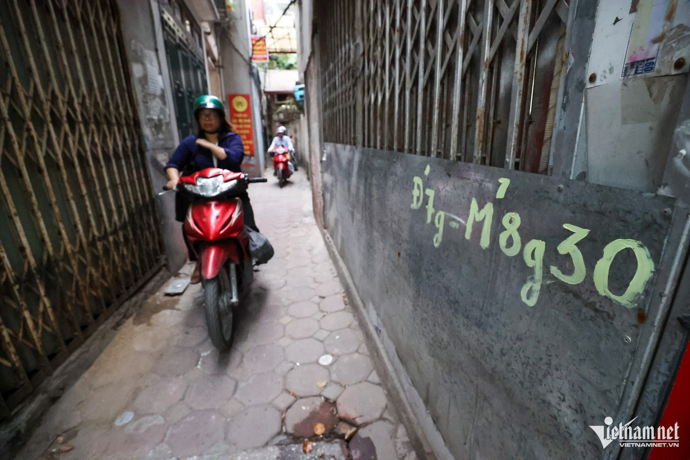 Ngõ 128 có mặt cắt ngang chỉ hơn 1m cũng được lắp đặt rào chắn. Tại đây phương tiện đi lại ở 2 chiều tránh nhau khá khó. Người dân cho biết, đã có trường hợp xe máy đâm vào người đi bộ khi lưu thông trong ngõ vào giờ cao điểm.