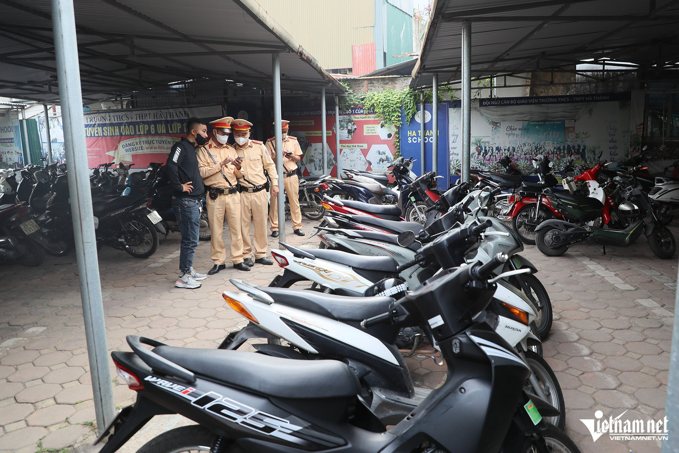 Sáng 11/11, Tổ công tác của Đội CSGT đường bộ số 6 (Phòng CSGT Công an TP Hà Nội) đã bí mật ghi hình học sinh đi xe máy đến trường và kiểm tra bãi giữ xe của trường THCS - THPT Hà Thành (phường Cổ Nhuế 1, quận Bắc Từ Liêm). Đây là lần kiểm tra thứ 2 của Đội CSGT đường bộ số 6 với trường này, do sau lần kiểm tra thứ nhất, tình hình học sinh đi xe máy đến trường vẫn tái diễn.