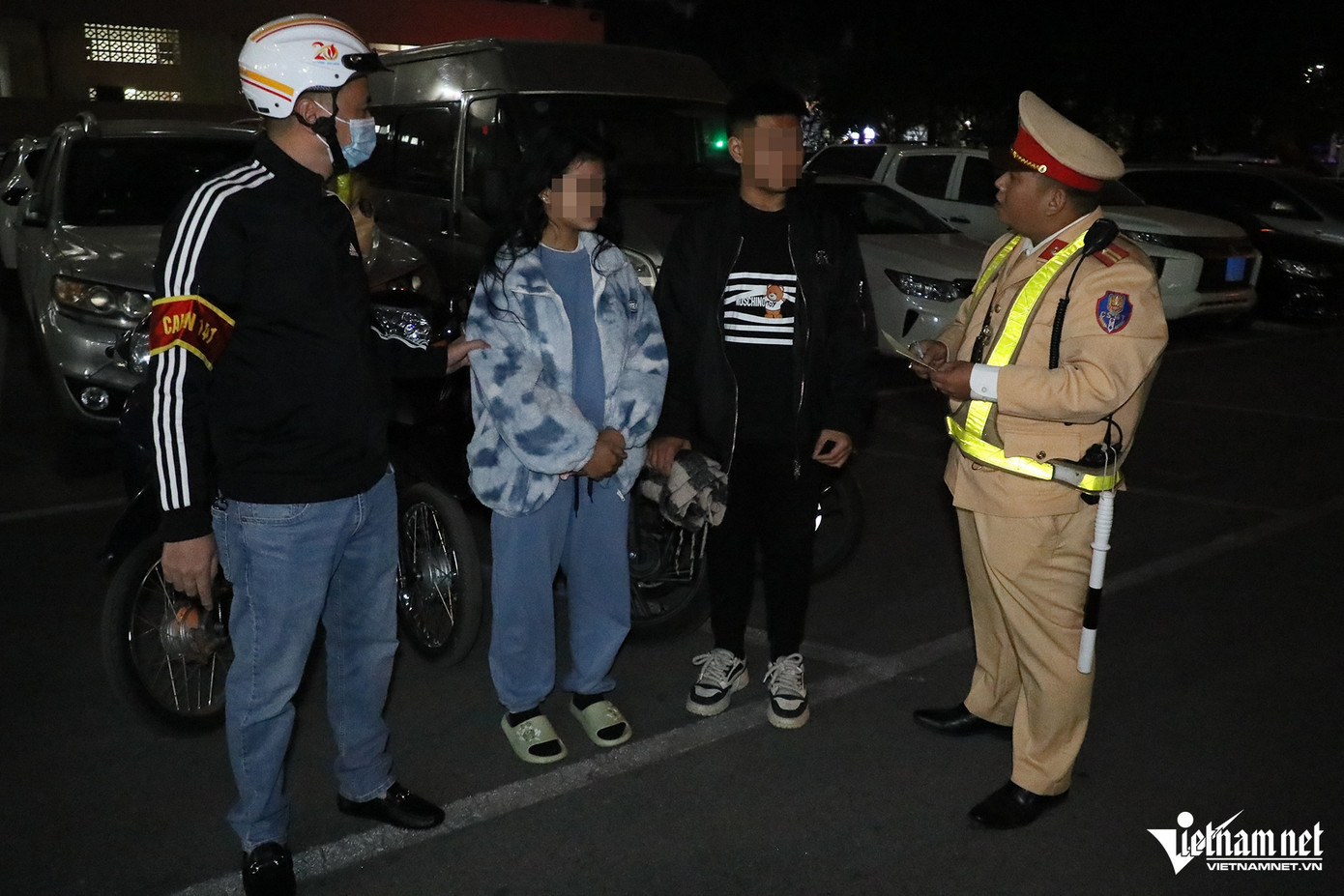 Khoảng 22h30, tổ công tác phát hiện một nam thanh niên điều khiển xe máy nhãn hiệu Honda SH mang BKS 29BD-011.XX, không đội mũ bảo hiểm, có biểu hiện lạng lách đánh võng nên đã ra tín hiệu dừng xe. Ngay khi thấy CSGT và tổ cảnh sát 141 hóa trang, nam thiếu niên đã lập tức dừng xe và cúi đầu nhận lỗi. Qua kiểm tra, tài xế H.T.H. (học sinh lớp 12, Trung tâm Giáo dục thường xuyên Hoàng Văn Tố). Em H.T.H. cho biết, bản thân chưa có giấy phép lái xe và được bố mẹ giao phương tiện cho điều khiển. Khoảng 22h30, tổ công tác phát hiện một nam thanh niên điều khiển xe máy nhãn hiệu Honda SH mang BKS 29BD-011.XX, không đội mũ bảo hiểm, có biểu hiện lạng lách đánh võng nên đã ra tín hiệu dừng xe. Ngay khi thấy CSGT và tổ cảnh sát 141 hóa trang, nam thiếu niên đã lập tức dừng xe và cúi đầu nhận lỗi. Qua kiểm tra, tài xế H.T.H. (học sinh lớp 12, Trung tâm Giáo dục thường xuyên Hoàng Văn Tố). Em H.T.H. cho biết, bản thân chưa có giấy phép lái xe và được bố mẹ giao phương tiện cho điều khiển.