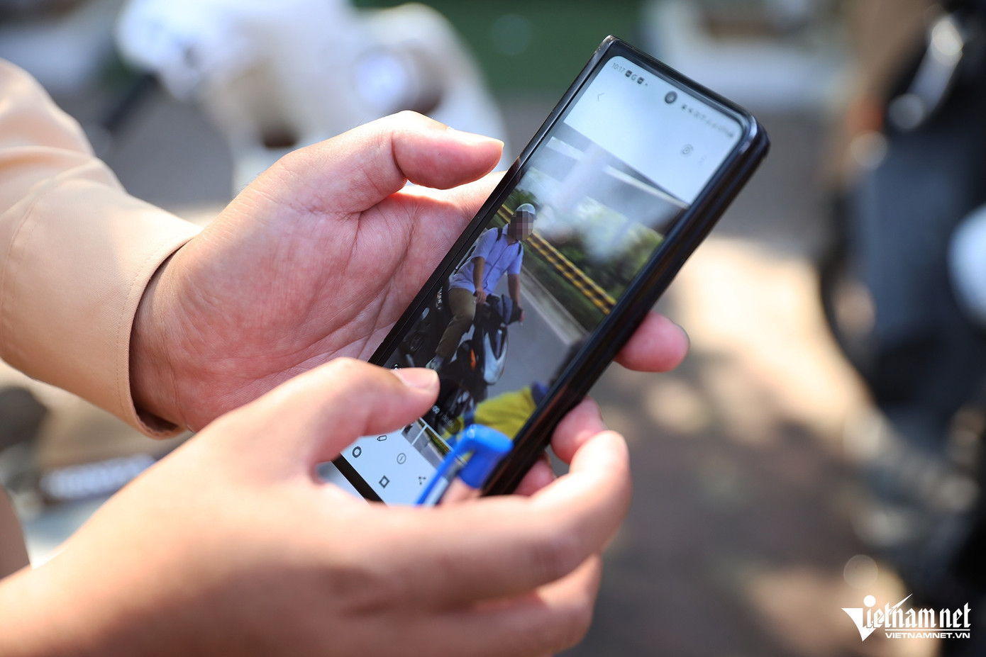 Thậm chí, nhiều phụ huynh còn một mực khẳng định con, em mình không điều khiển xe máy đến trường hoặc bản thân đến gửi nhờ xe ở trường. Khi được xem rõ hình ảnh do lực lượng chức năng ghi lại thì phụ huynh mới "tâm phục khẩu phục" chấp nhận ký vào biên bản.