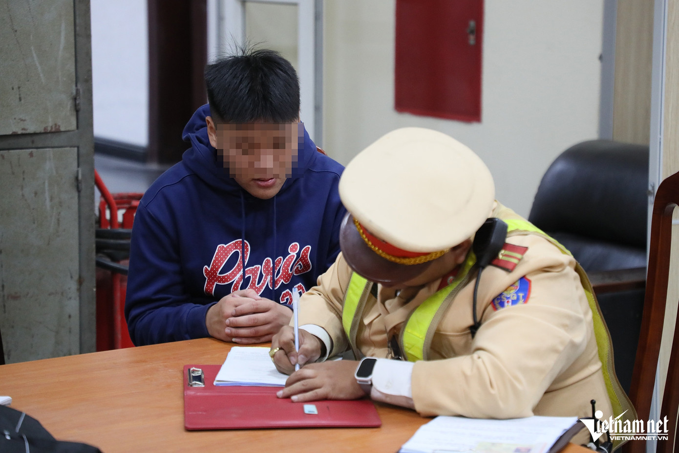 H.T.H. bị lực lượng CSGT lập biên bản xử phạt hành chính. "Em được bố mẹ giao xe cho đi hàng ngày, bản thân thi thoảng có điều khiển xe bốc đầu. Bố mẹ em không biết em có những hành vi đó nên chỉ dặn đi xe máy ra đường phải cẩn thận", H.T.H nói. Ảnh: Đình Hiếu H.T.H. bị lực lượng CSGT lập biên bản xử phạt hành chính. "Em được bố mẹ giao xe cho đi hàng ngày, bản thân thi thoảng có điều khiển xe bốc đầu. Bố mẹ em không biết em có những hành vi đó nên chỉ dặn đi xe máy ra đường phải cẩn thận", H.T.H nói. Ảnh: Đình Hiếu