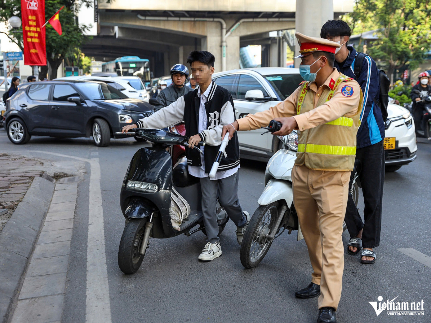 Sáng 4/10, tổ công tác của Đội CSGT đường bộ số 6 (Phòng CSGT Công an TP Hà Nội) lập chốt xử lý học sinh vi phạm luật giao thông trên đường Xuân Thủy (quận Cầu Giấy, Hà Nội). Lực lượng chức năng xác định thời điểm buổi sáng, nhiều học sinh, phụ huynh... có tâm lý chủ quan hoặc vội đến trường học nên kéo theo tình trạng vi phạm luật giao thông, tiềm ẩn xảy ra tai nạn. Sáng 4/10, tổ công tác của Đội CSGT đường bộ số 6 (Phòng CSGT Công an TP Hà Nội) lập chốt xử lý học sinh vi phạm luật giao thông trên đường Xuân Thủy (quận Cầu Giấy, Hà Nội). Lực lượng chức năng xác định thời điểm buổi sáng, nhiều học sinh, phụ huynh... có tâm lý chủ quan hoặc vội đến trường học nên kéo theo tình trạng vi phạm luật giao thông, tiềm ẩn xảy ra tai nạn.