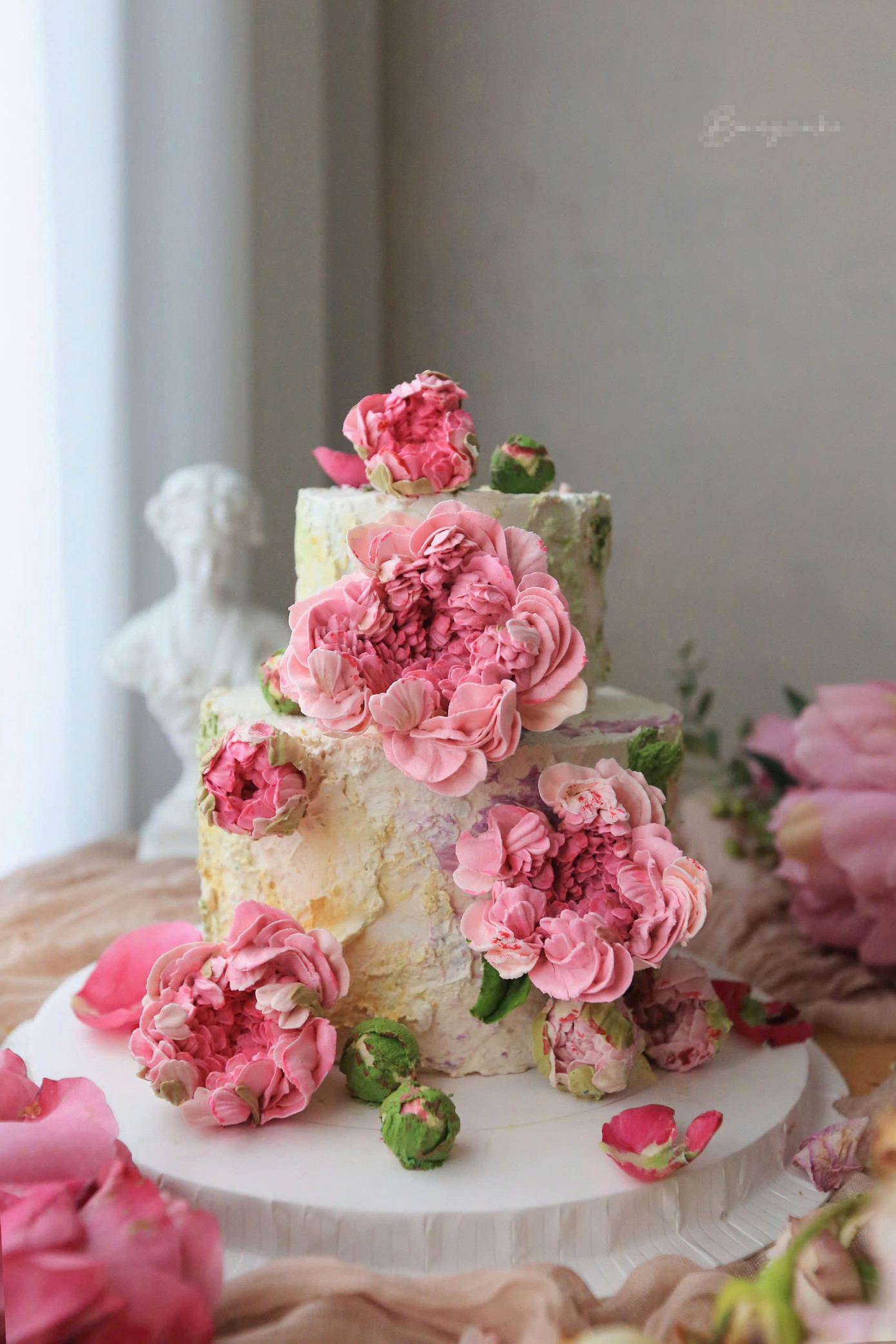 Dòng bánh gắn hoa được nhiều người yêu thích và phù hợp với các dịp lễ Tết, sinh nhật...