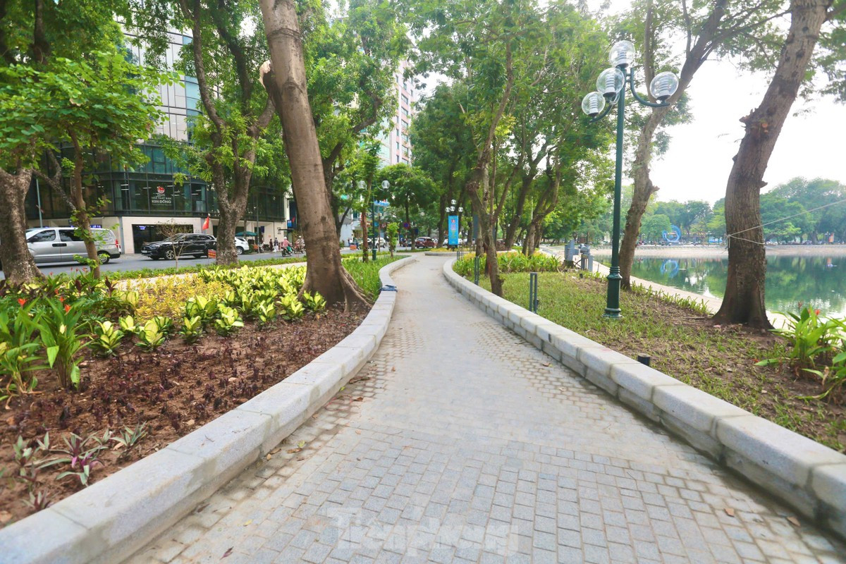 Con đường dạo quanh hồ được lát đá, cải tạo mềm mại.