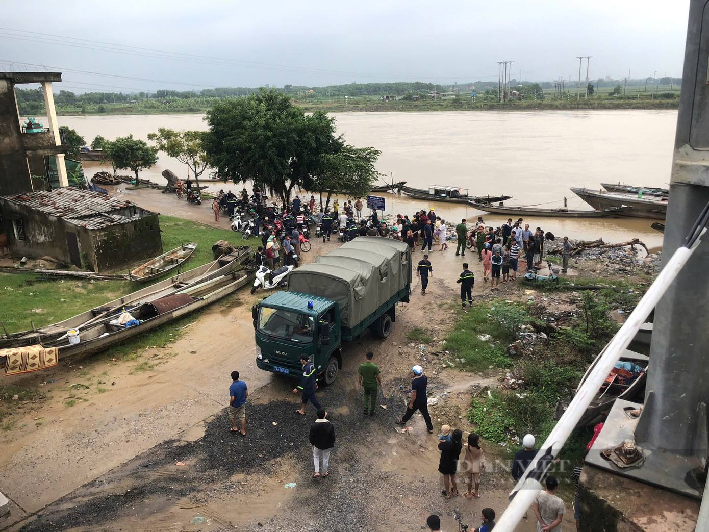 Lực lượng chức năng cùng người dân đang tìm kiếm người phụ nữ nhảy cầu Đại Lộc ở Quảng Trị. Ảnh: N.V Lực lượng chức năng cùng người dân đang tìm kiếm người phụ nữ nhảy cầu Đại Lộc ở Quảng Trị. Ảnh: N.V