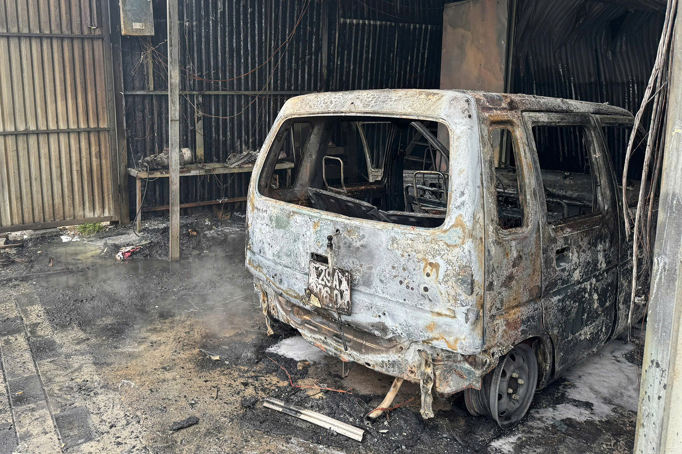 Ô tô bị thiêu rụi bên trong nhà xưởng. Ảnh: CACC Ô tô bị thiêu rụi bên trong nhà xưởng. Ảnh: CACC