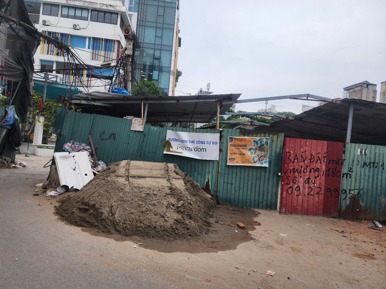 Không chỉ rác thải, khu vực này còn là nơi tập kết nhiều bãi vật liệu xây dựng, ảnh hưởng đến giao thông và an toàn của người dân.