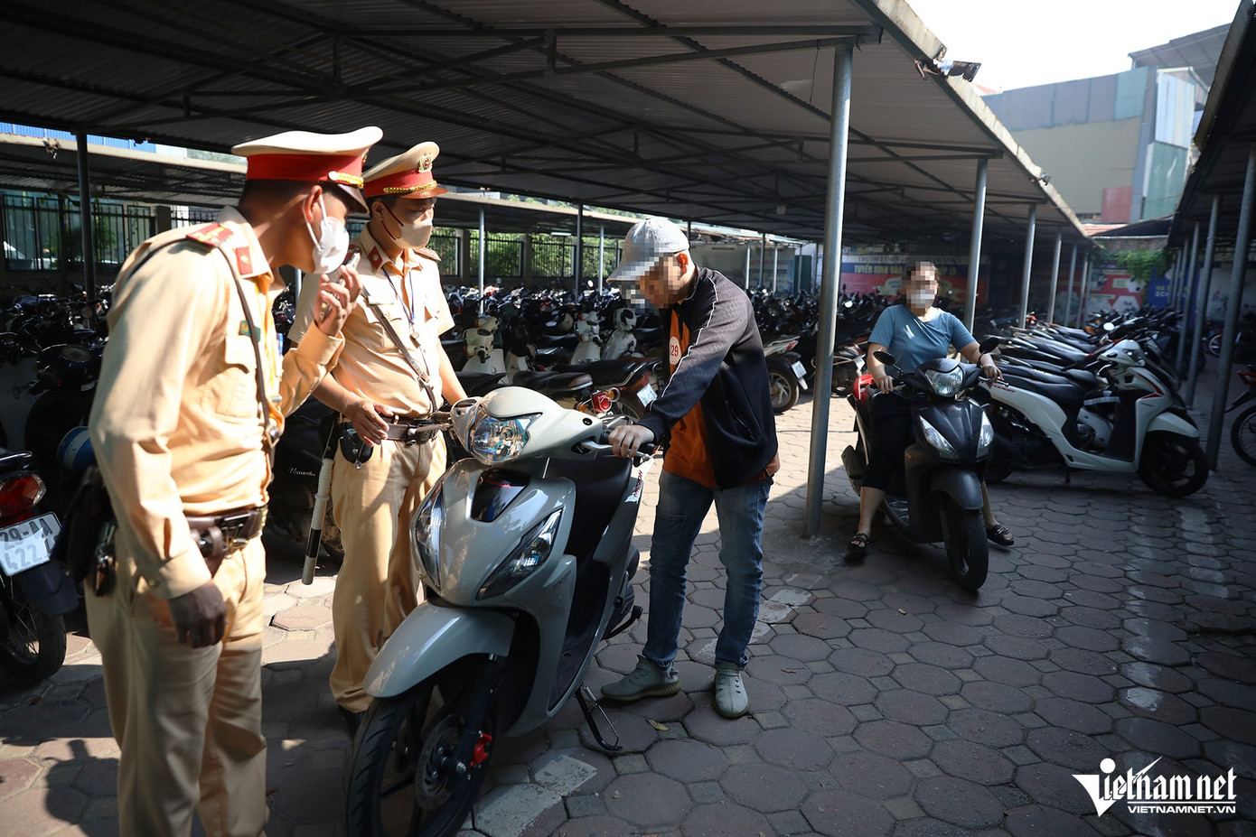 Đáng chú ý, trong khi lực lượng chức năng làm việc đã có một số phụ huynh đến tìm cách "tẩu tán" xe cho con, em mình. Ông T.C.C. (phụ huynh em T.B.M., học sinh lớp 12) tự nhận mình là người điều khiển phương tiện đến trường chứ không phải con mình và yêu cầu được lấy xe ra về. Chỉ khi lực lượng CSGT cho xem hình ảnh người điều khiển phương tiện khớp với biển số xe, ông T.C.C. mới thừa nhận con mình gọi đến để "giải cứu".