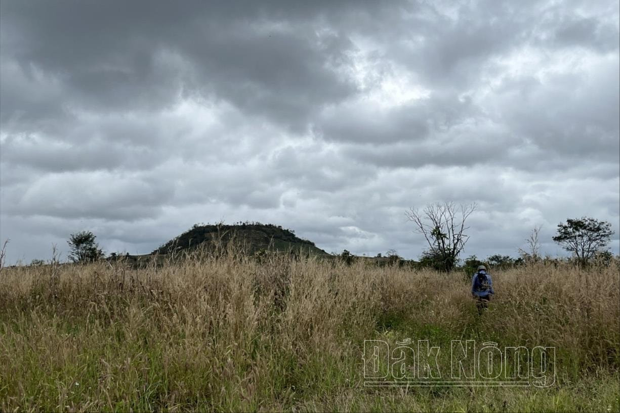 Từ khu vực hang nhìn về núi lửa ở phía Tây Nam Từ khu vực hang nhìn về núi lửa ở phía Tây Nam