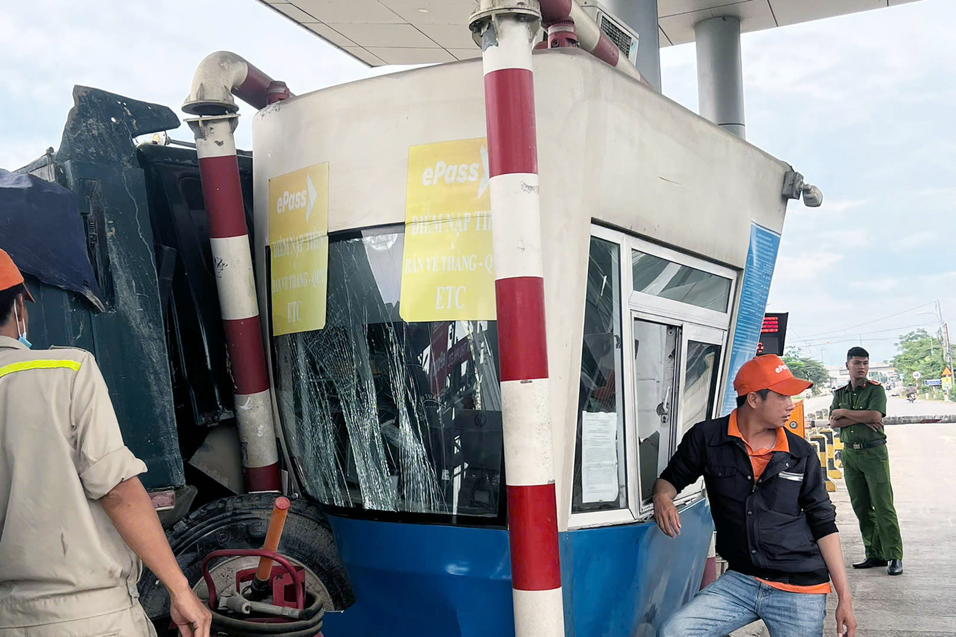 Tai nạn khiến cabin thu phí số 1 hư hỏng. Ảnh: X.N Tai nạn khiến cabin thu phí số 1 hư hỏng. Ảnh: X.N