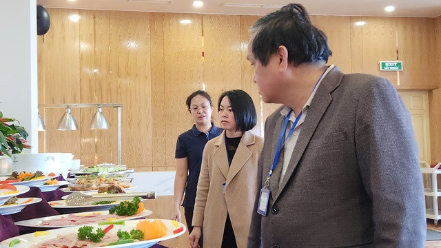 Cơ quan chức năng kiểm tra thức ăn phục vụ khách tại khách sạn N.L ở thành phố Đà Lạt.