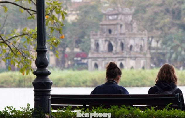 Trời trở lạnh, từ sáng sớm, người dân Hà Nội "diện" áo khoác, quàng khăn và các phụ kiện giữ ấm.