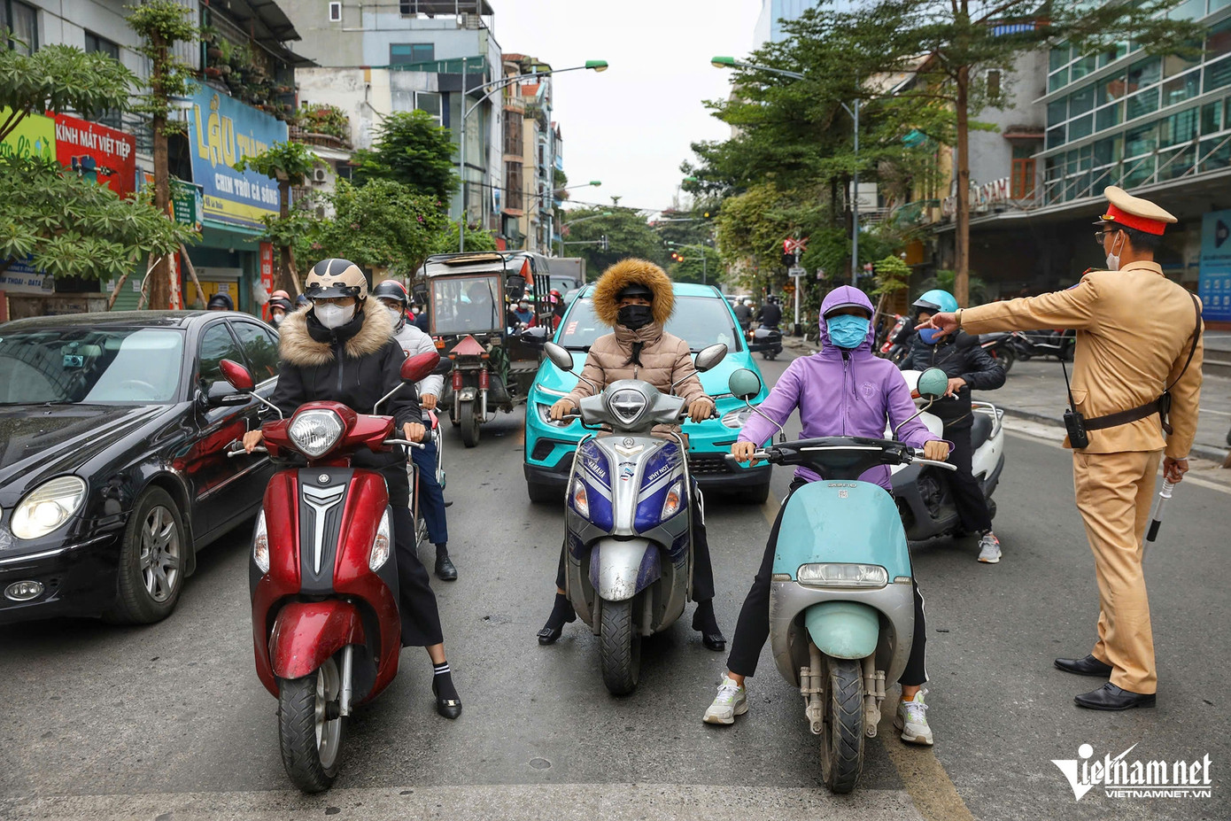 Cũng tại ngã tư này, hướng đi từ phố Nguyễn Thái Học - Lê Duẩn - Cửa Nam là đường 2 chiều nhưng các phương tiện có thói quen đè vạch, tràn sang chiều ngược lại khiến giao thông ách tắc. Lực lượng CSGT đã phải liên tục nhắc nhở và cương quyết xử phạt với các trường hợp vi phạm.
