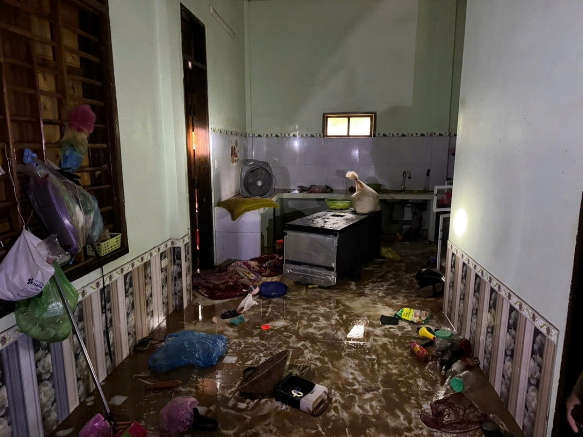 Lũ tràn về làm hư hại nhiều tài sản. Ảnh: Văn Lình