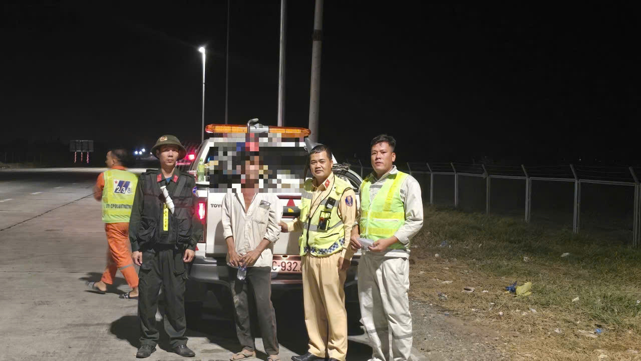 CSGT bàn giao người đàn ông đạp xe trên đường cao tốc Vĩnh Hảo - Phan Thiết cho địa phương