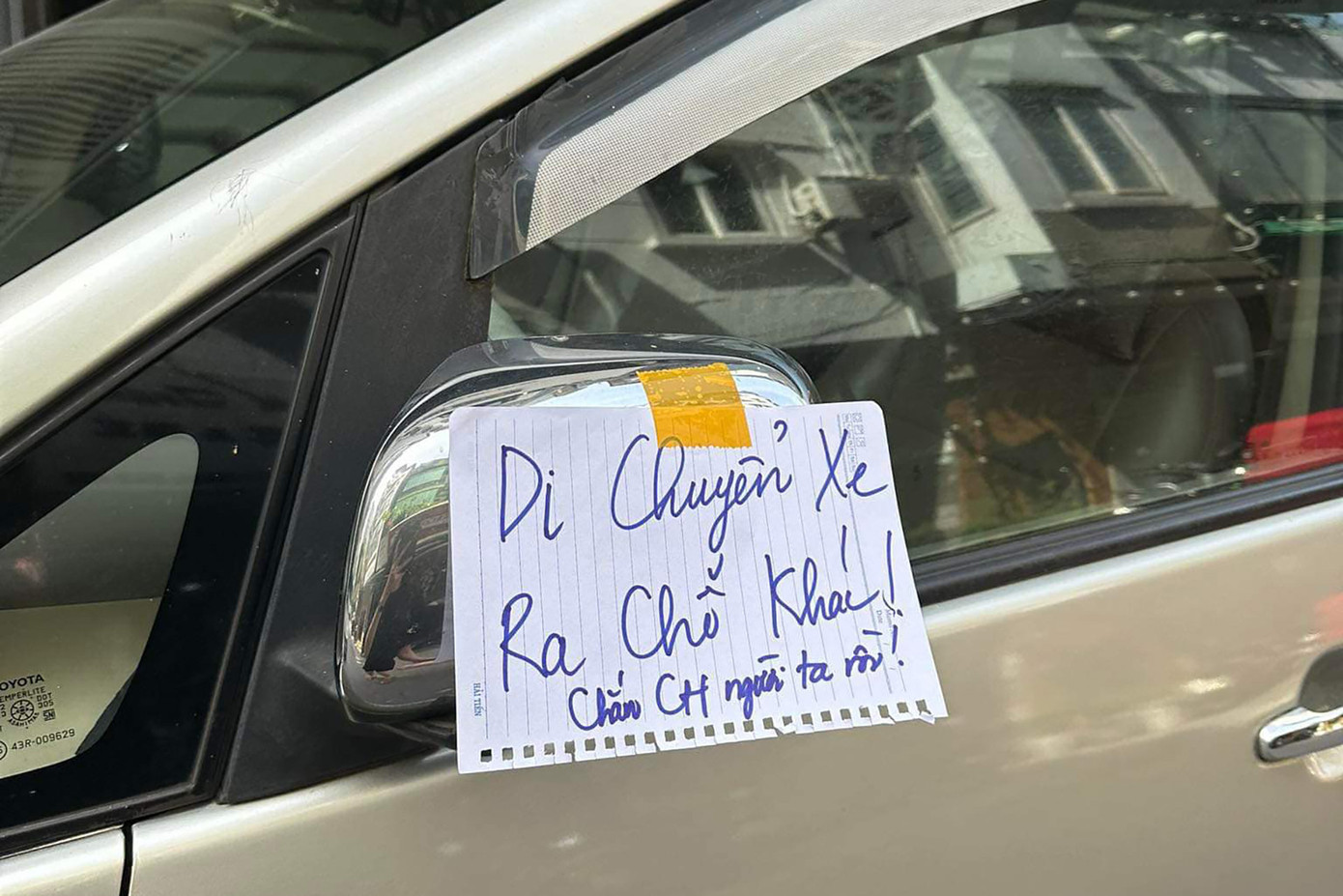 Giấy nhắc nhở được dán ở nhiều vị trí quanh xe. Ảnh: Đoàn Hải Dương Giấy nhắc nhở được dán ở nhiều vị trí quanh xe. Ảnh: Đoàn Hải Dương