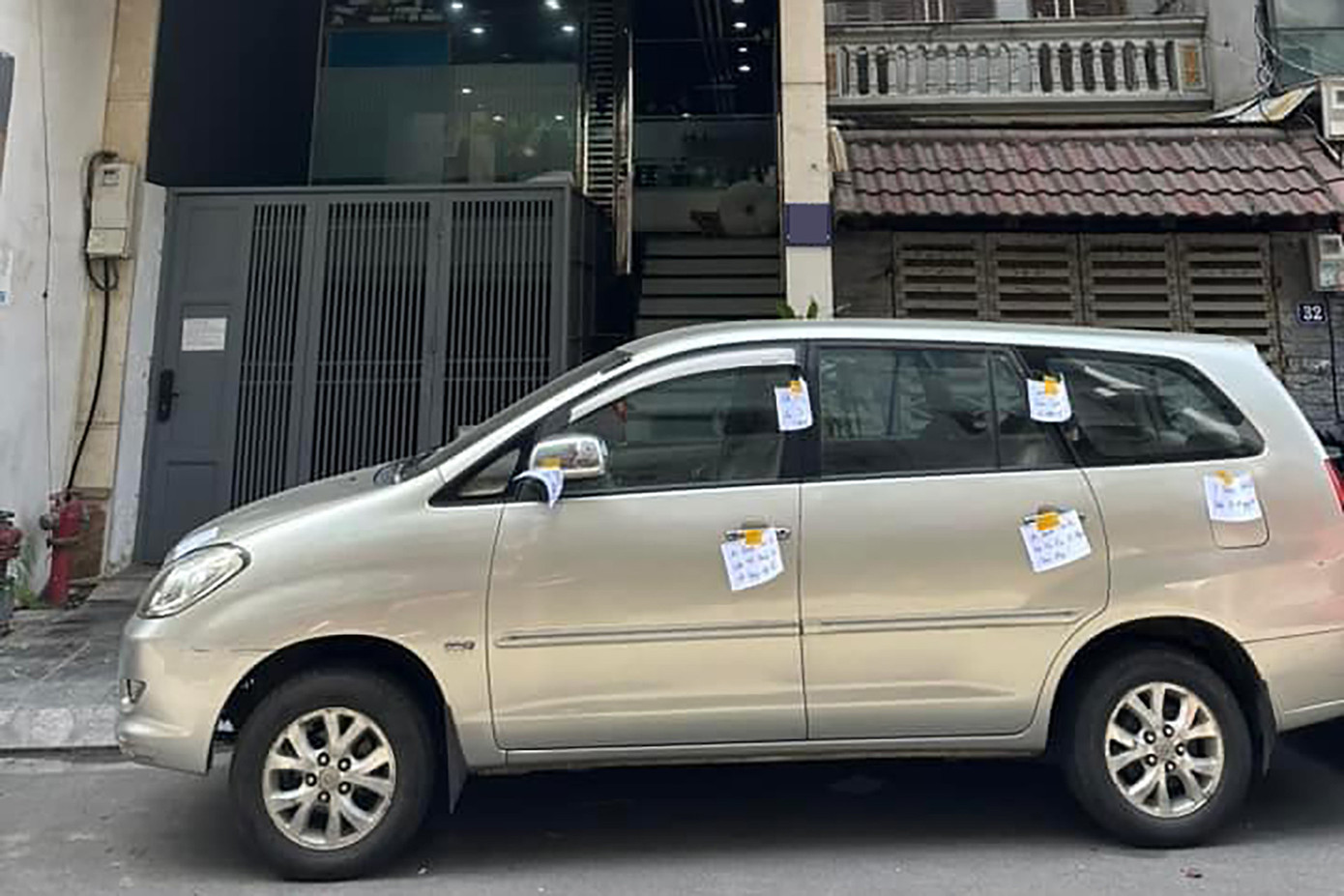 Ô tô đỗ chắn cửa hàng 3 - 4 ngày bị dán giấy nhắc nhở. Ảnh: Đoàn Hải Dương Ô tô đỗ chắn cửa hàng 3 - 4 ngày bị dán giấy nhắc nhở. Ảnh: Đoàn Hải Dương