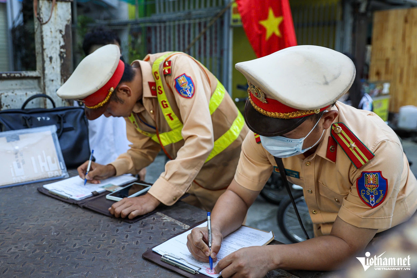 Với các trường hợp phụ huynh đi ngược chiều đường, tổ CSGT sẽ lập biên bản xử phạt hành chính với mức tiền 1,5 triệu đồng và tước giấy phép lái xe 2 tháng. Với các trường hợp phụ huynh đi ngược chiều đường, tổ CSGT sẽ lập biên bản xử phạt hành chính với mức tiền 1,5 triệu đồng và tước giấy phép lái xe 2 tháng.