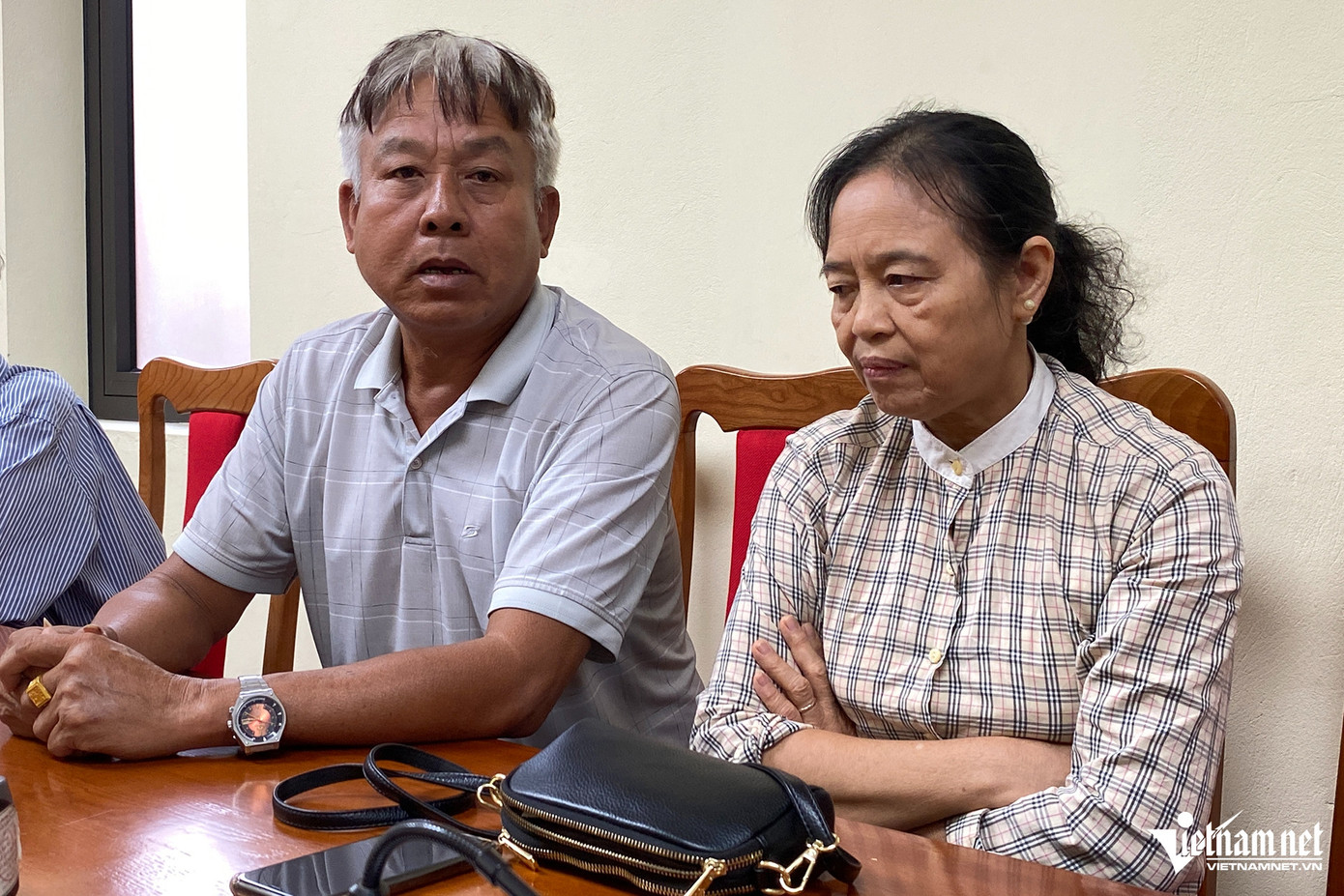 Ông Vinh, Phó Tổ trưởng dân phố đóng góp ý kiến trong cuộc trao đổi. Ảnh: Đình Hiếu