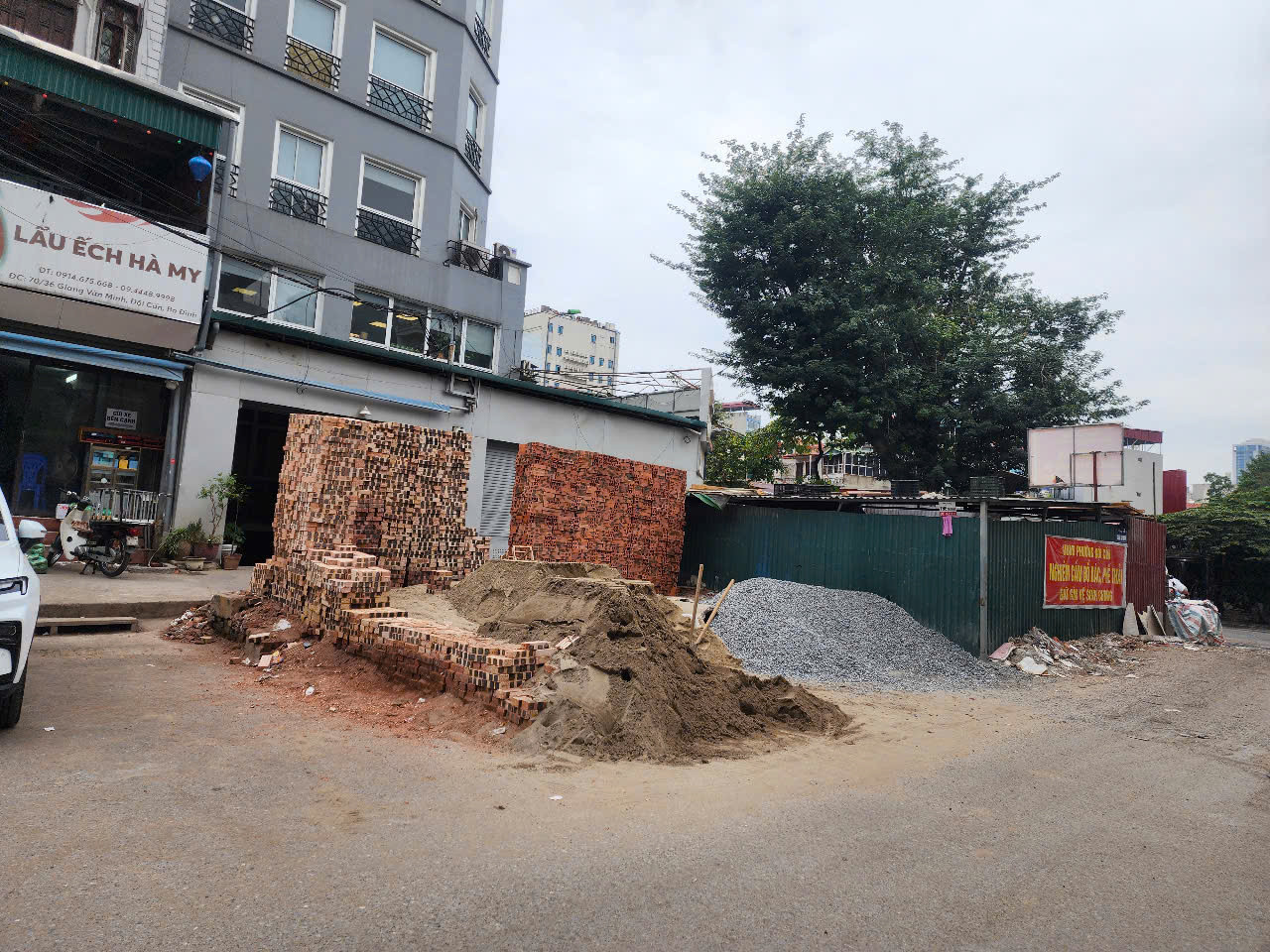 Một điểm tập kết vật liệu xây dựng cùng với công trình tạm mọc trên khu vực Giang Văn Minh.