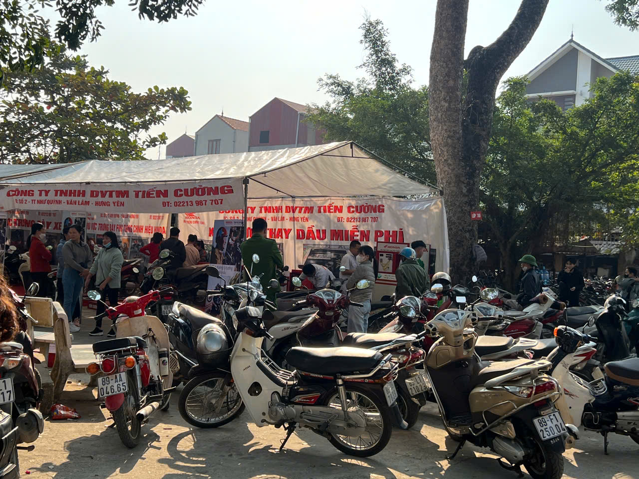 Đặc biệt, HEAD Tiến Cường còn tổ chức chương trình THAY DẦU MIỄN PHÍ cho các thầy cô cùng phụ huynh học sinh nhằm tri ân tới tất cả quý khách hàng đã và đang sử dụng các dịch vụ của cửa hàng xe máy Tiến Cường.