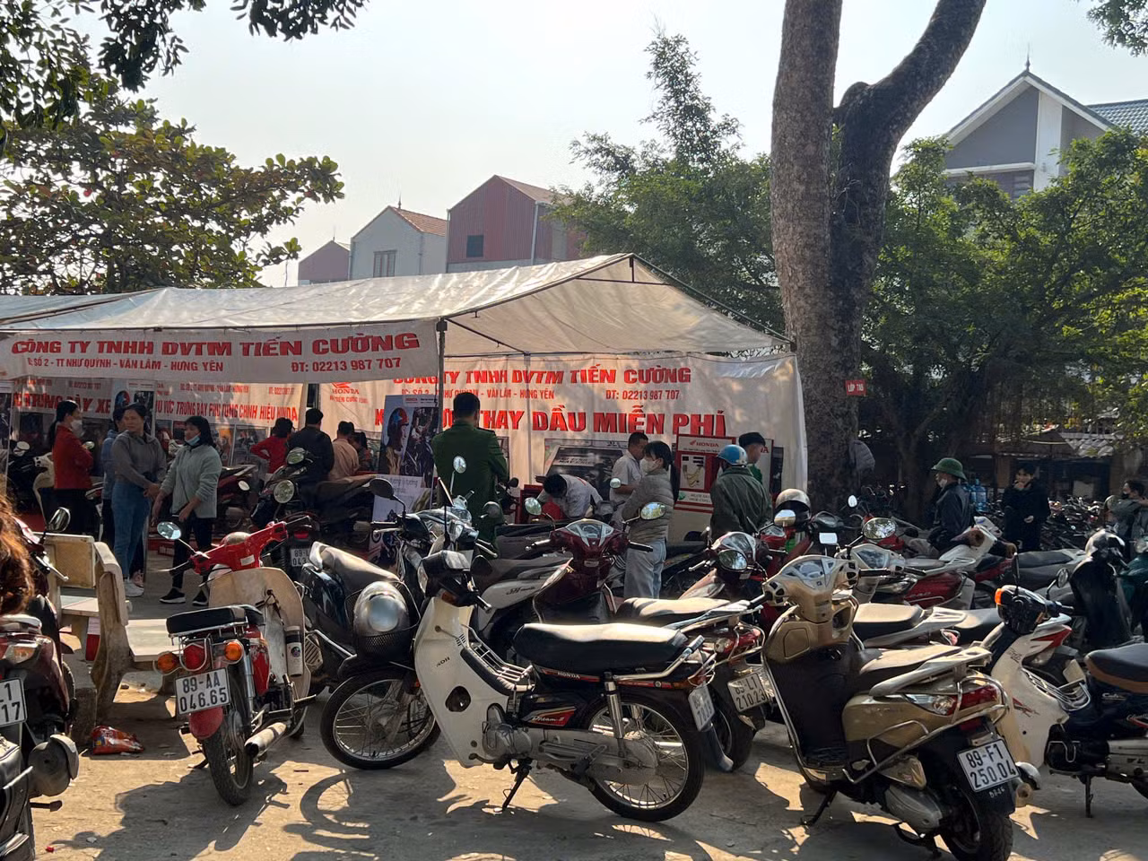 Đặc biệt, HEAD Tiến Cường còn tổ chức chương trình THAY DẦU MIỄN PHÍ cho các thầy cô cùng phụ huynh học sinh nhằm tri ân tới tất cả quý khách hàng đã và đang sử dụng các dịch vụ của cửa hàng xe máy Tiến Cường.