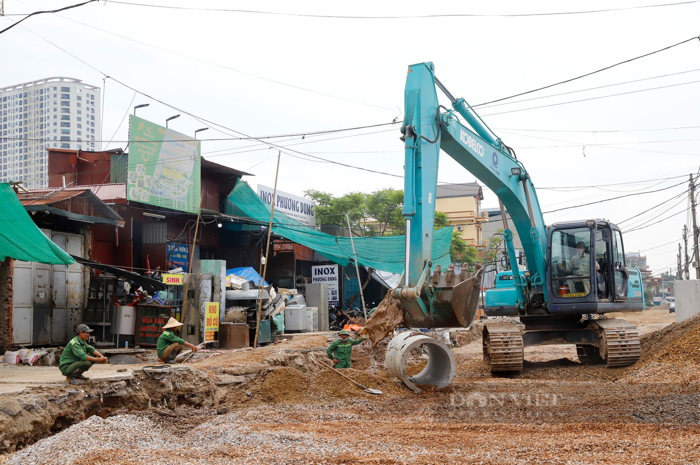 Các hạng mục như: hạ ngầm hệ thống cống thoát nước thải, thoát nước mưa, đào đắp nền đường, rải cấp phối đá dăm cũng như xử lý nền đất yếu tại các vị trí đã có mặt bằng sạch. Các hạng mục như: hạ ngầm hệ thống cống thoát nước thải, thoát nước mưa, đào đắp nền đường, rải cấp phối đá dăm cũng như xử lý nền đất yếu tại các vị trí đã có mặt bằng sạch.