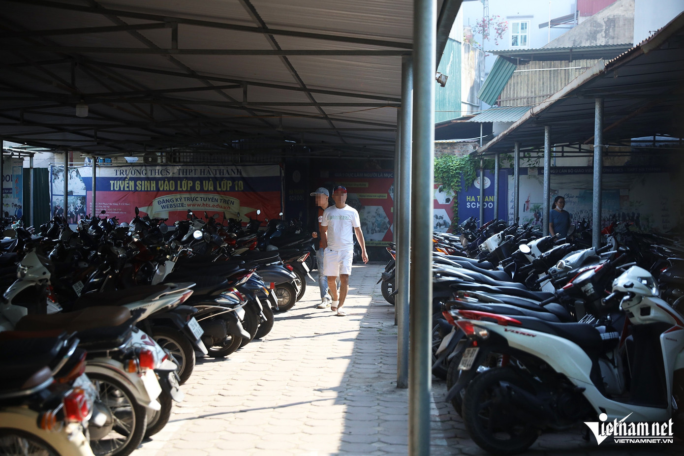 Sáng 11/11, Tổ công tác của Đội CSGT đường bộ số 6 (Phòng CSGT Công an TP Hà Nội) đã bí mật ghi hình học sinh đi xe máy đến trường và kiểm tra bãi giữ xe của trường THCS - THPT Hà Thành (phường Cổ Nhuế 1, quận Bắc Từ Liêm). Đây là lần kiểm tra thứ 2 của Đội CSGT đường bộ số 6 với trường này, do sau lần kiểm tra thứ nhất, tình hình học sinh đi xe máy đến trường vẫn tái diễn.