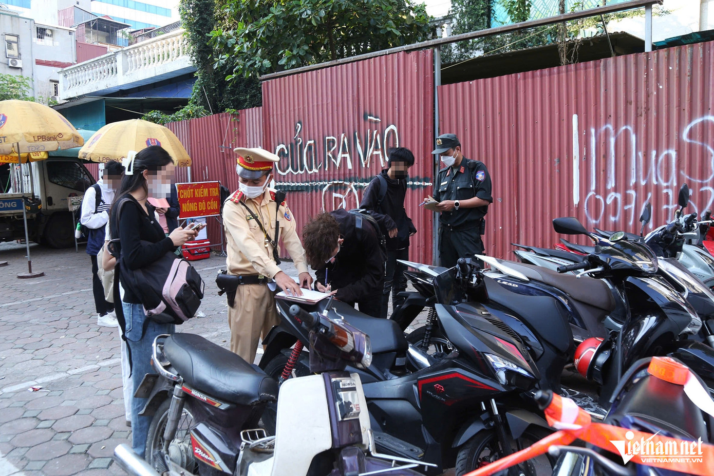 Nhiều phụ huynh và học sinh bị xử phạt trong giờ đi học buổi sáng. Ảnh: Đình Hiếu Nhiều phụ huynh và học sinh bị xử phạt trong giờ đi học buổi sáng. Ảnh: Đình Hiếu