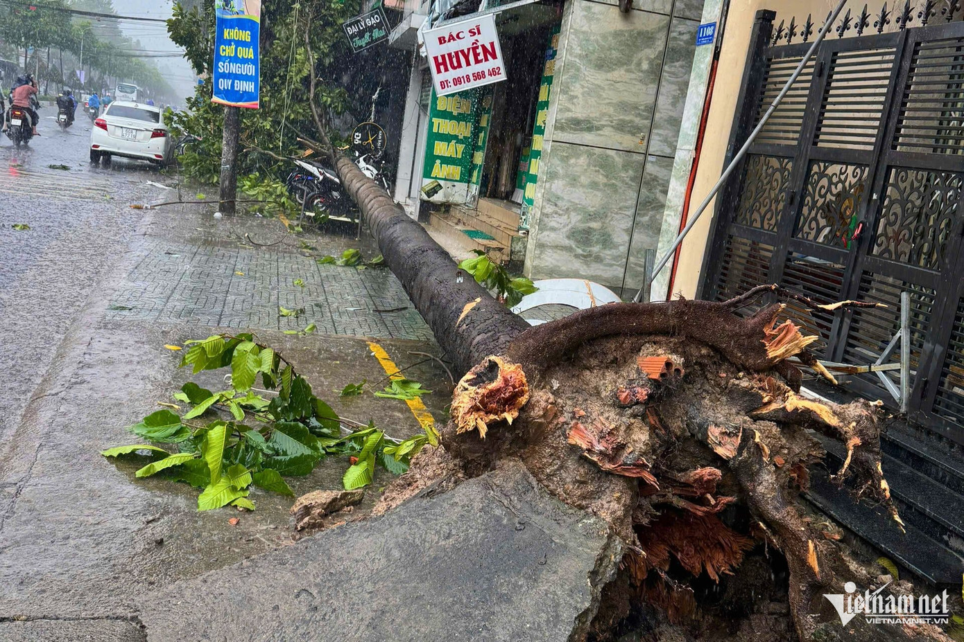 Khoảng 14h chiều nay (5/10), cơn mưa giông bất ngờ kèm theo gió giật mạnh đã quét qua khu vực ngã 4 Tân Phong (TP Biên Hòa), gây ra nhiều thiệt hại về tài sản.