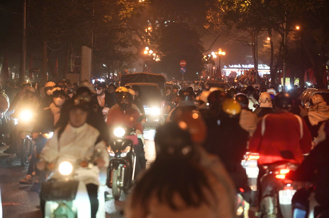 Tuyến đường Nguyễn Trãi - Trần Phú hướng về khu vực Hà Đông, phương tiện phải nhích từng chút. Tuyến đường Nguyễn Trãi - Trần Phú hướng về khu vực Hà Đông, phương tiện phải nhích từng chút.