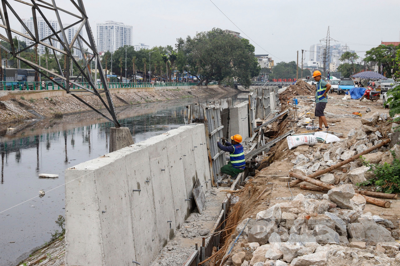Bờ kè sông Kim Ngưu bên đường Tam Trinh được cải tạo. Bờ kè sông Kim Ngưu bên đường Tam Trinh được cải tạo.