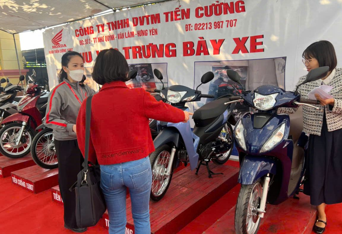 Một số giáo viên, phụ huynh tham quan Khu vực Trưng bày xe Honda chính hãng.