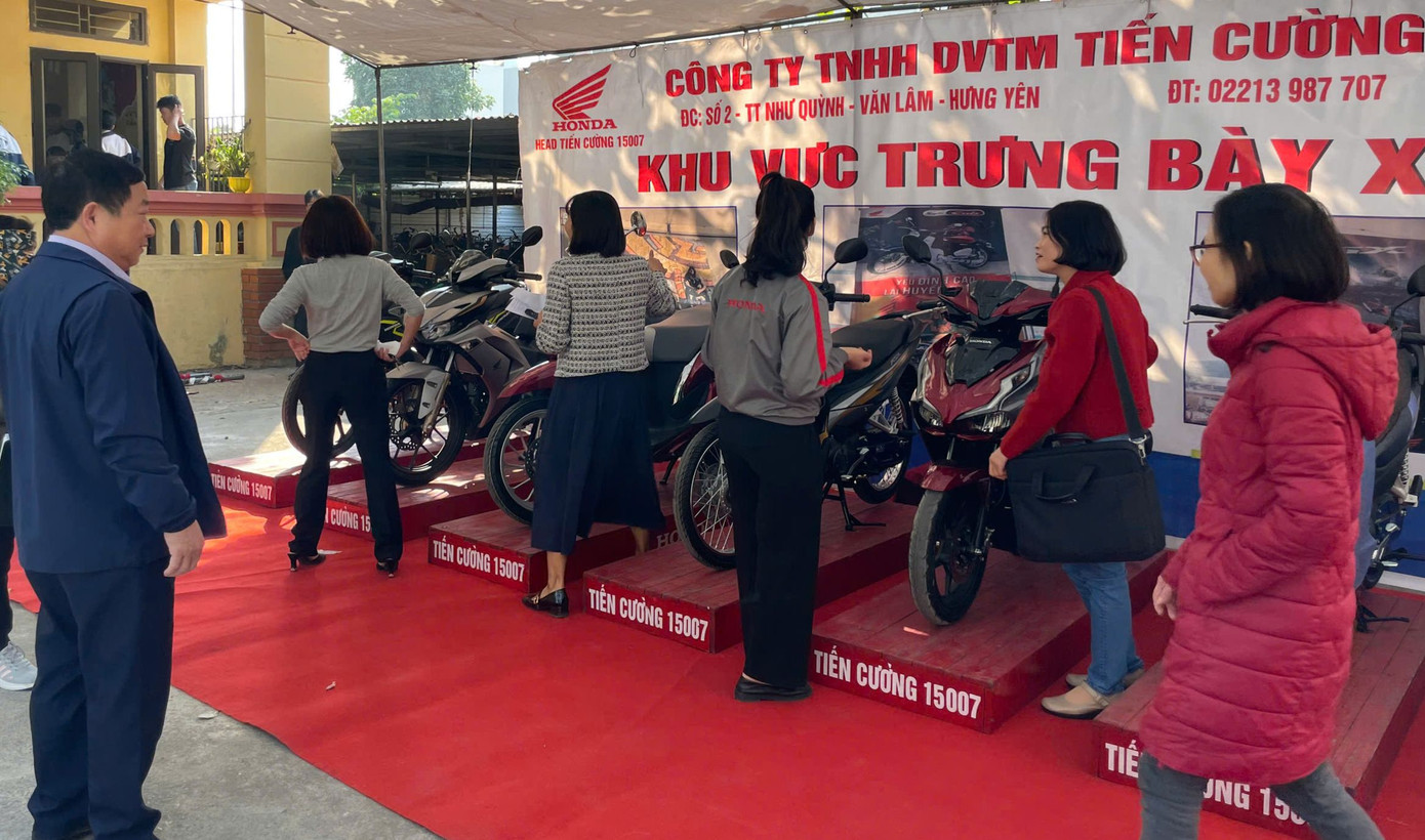 Một số giáo viên, phụ huynh tham quan Khu vực Trưng bày xe Honda chính hãng.
