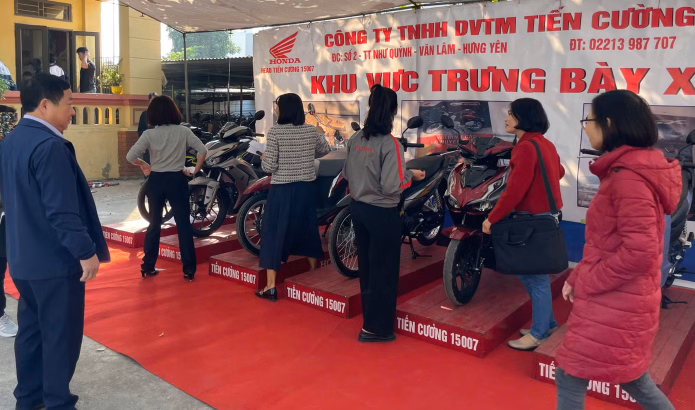 Một số giáo viên, phụ huynh tham quan Khu vực Trưng bày xe Honda chính hãng.
