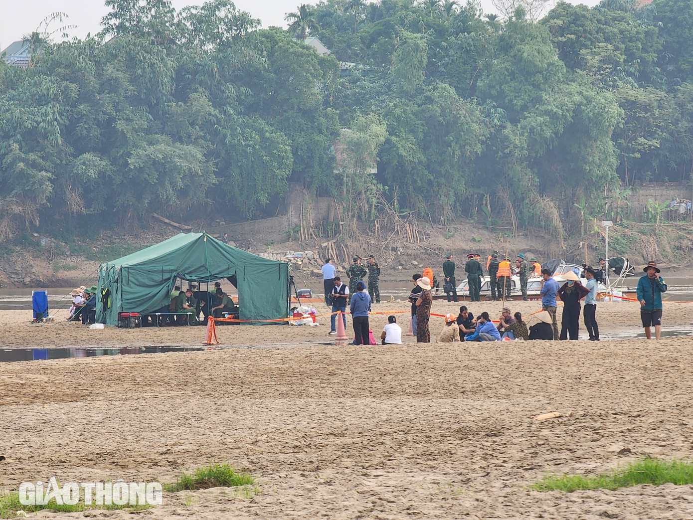 Sáng 19/11, có mặt tại hiện trường xảy ra vụ 5 học sinh đuối nước thương tâm tại xã Hiền Quan, Tam Nông, Phú Thọ, PV Báo Giao thông ghi nhận lực lượng chức năng đang nỗ lực tìm kiếm các nạn nhân mất tích.