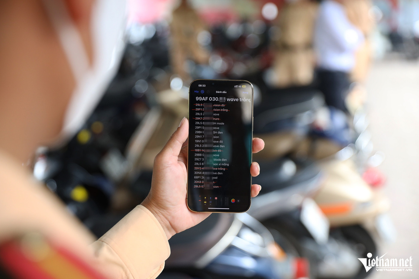 Sáng 11/11, Tổ công tác của Đội CSGT đường bộ số 6 (Phòng CSGT Công an TP Hà Nội) đã bí mật ghi hình học sinh đi xe máy đến trường và kiểm tra bãi giữ xe của trường THCS - THPT Hà Thành (phường Cổ Nhuế 1, quận Bắc Từ Liêm). Đây là lần kiểm tra thứ 2 của Đội CSGT đường bộ số 6 với trường này, do sau lần kiểm tra thứ nhất, tình hình học sinh đi xe máy đến trường vẫn tái diễn.