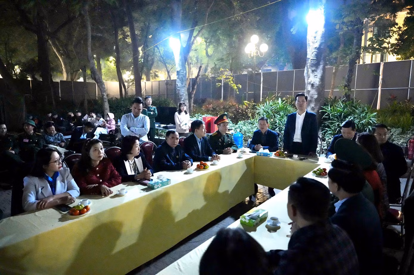 Ông Vũ Đăng Định, Bí thư Quận ủy Hoàn Kiếm đi kiểm tra và động viên các lực lượng tại điểm bắn pháo hoa ở Hồ Hoàn Kiếm.