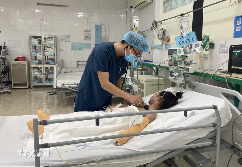 Bệnh nhi T.B.N bị bỏng do nhiệt độ cao, bỏng độ 2, mức độ tổn thương 35%, có biến chứng sốc bỏng đang được theo dõi sức khỏe tại Bệnh viện Nhi đồng Đồng Nai. (Ảnh: Lê Xuân/TTXVN) Bệnh nhi T.B.N bị bỏng do nhiệt độ cao, bỏng độ 2, mức độ tổn thương 35%, có biến chứng sốc bỏng đang được theo dõi sức khỏe tại Bệnh viện Nhi đồng Đồng Nai. (Ảnh: Lê Xuân/TTXVN)