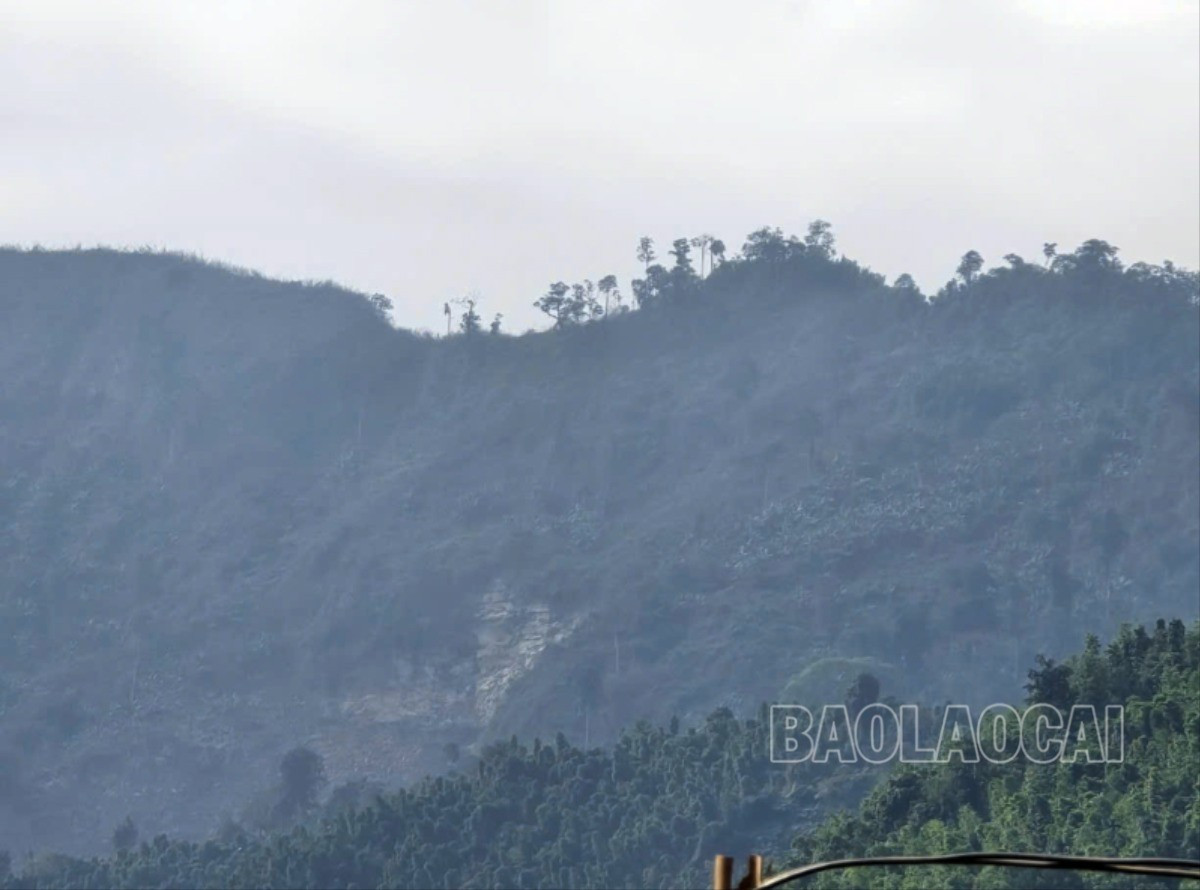 Nơi xuất hiện vụ nổ phía trên điểm sạt lở xảy ra hồi đầu tháng 9 vừa qua.