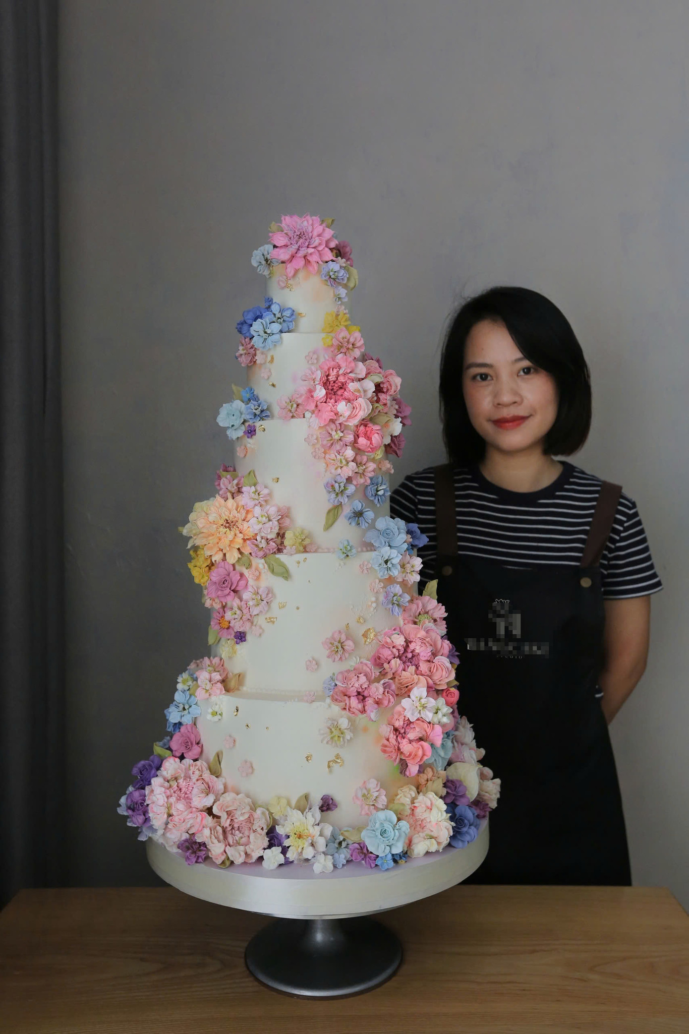 Chiếc bánh cưới 5 tầng có giá hơn 10 triệu đồng đã chinh phục hoàn toàn cô dâu ngay trong cái nhìn đầu tiên