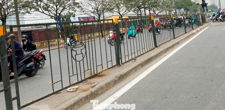 Ở hạng mục thay thế hàng rào sắt, hiện toàn bộ hàng rào cũ, hư hỏng có màu xanh đen đã được thay bằng hàng rào sắt mới.