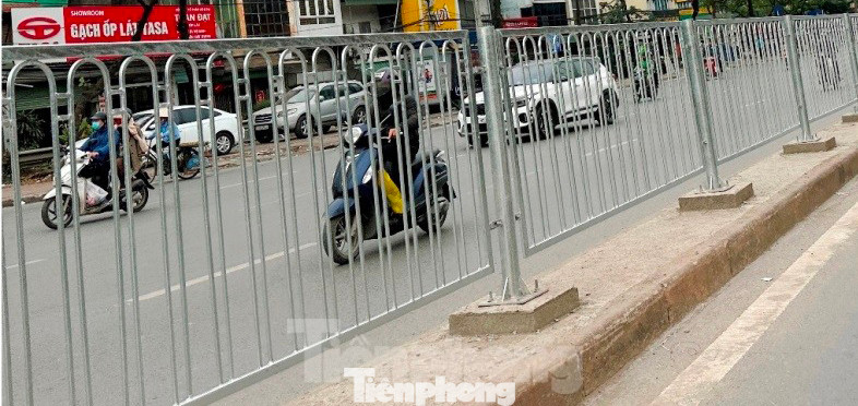 Ở hạng mục thay thế hàng rào sắt, hiện toàn bộ hàng rào cũ, hư hỏng có màu xanh đen đã được thay bằng hàng rào sắt mới.