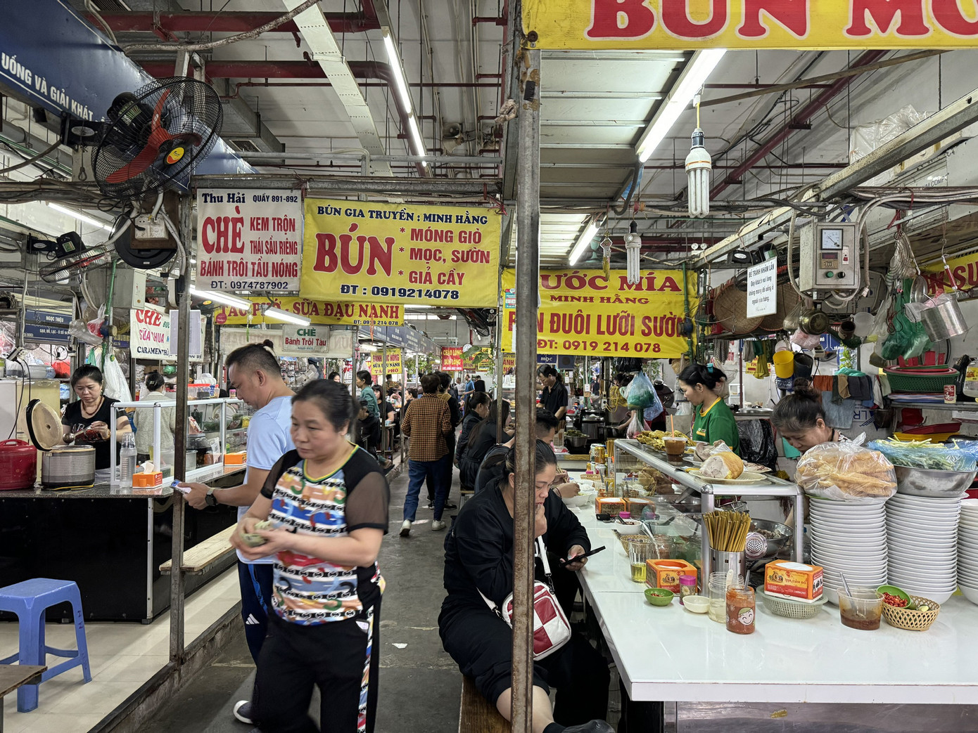 Tại đây có nhiều gian hàng khác nhau, bán nhiều món ngon đặc trưng ở Hà Nội như bún đậu mắm tôm, phở, bún riêu,... với giá phải chăng. Mùa hè, nhiều người lao động, sinh viên, học sinh ở các khu vực lân cận thường tìm tới khu ẩm thực trong chợ Mơ để trải nghiệm các loại đồ ăn, thức uống giải nhiệt, thanh mát như chè, hoa quả dầm, tào phớ… Còn mùa đông, các món ăn nóng hổi, giúp giữ ấm cơ thể như bánh đúc nóng, chè trôi tàu, bánh tôm, bánh gối… luôn hút khách tìm mua.